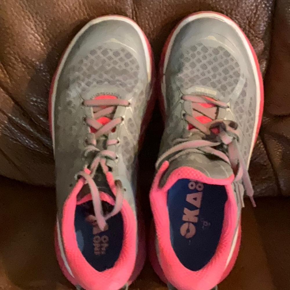 Hoka One Clifton 2 size 6 M gray and pink.